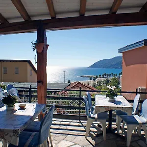 https://albergo-la-pineta.hotelitalianriviera.com